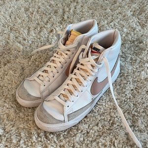 9.5 Nike Women Blazer White/Oxford Pink